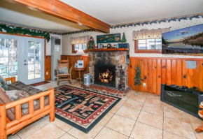 Eagle's Den - Cozy cabin with a beautiful wood burning fireplace! Foosball Table!